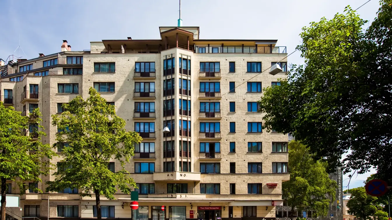 Fasade av bygningen til Thon Hotel Slottsparken rett ved Karl Johan