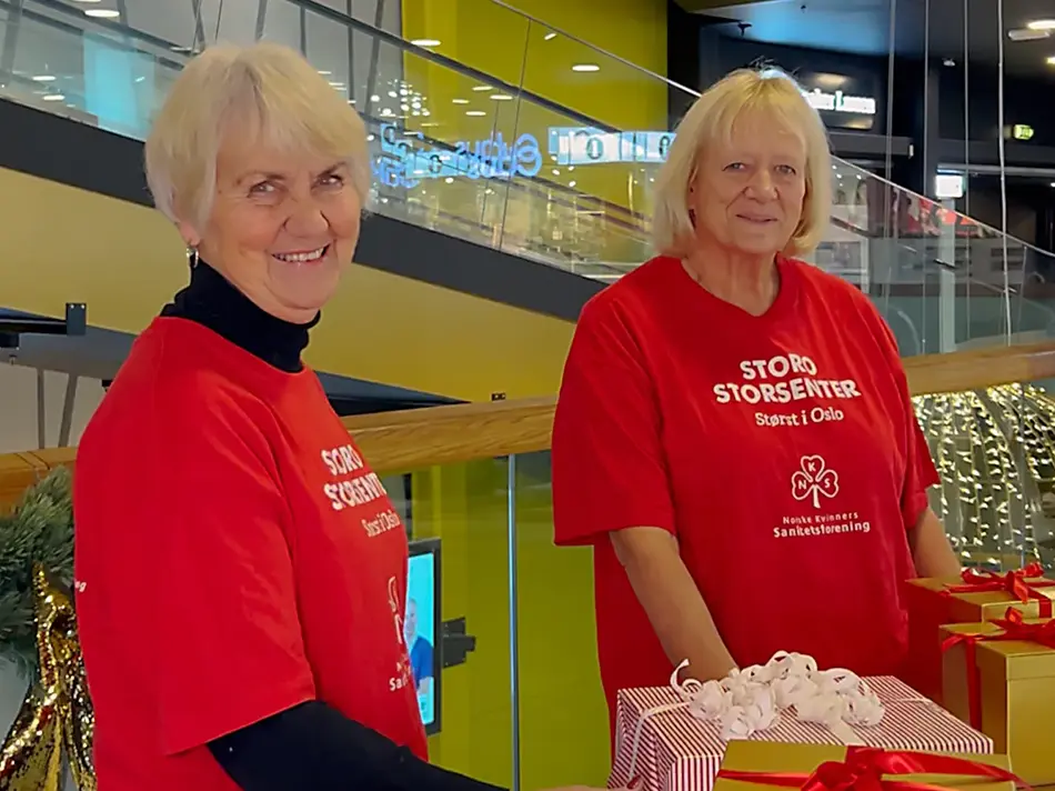 To damer fra sanitetskvinnene