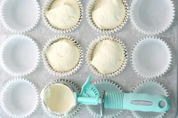 Cupcake-former med røre og en iskremskje