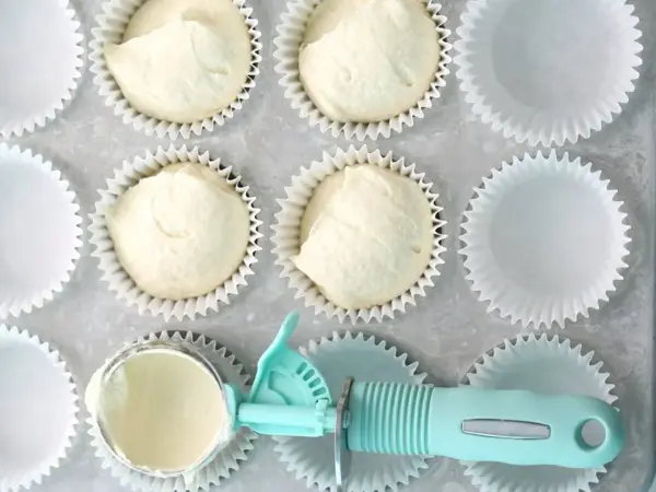 Cupcake-former med røre og en iskremskje