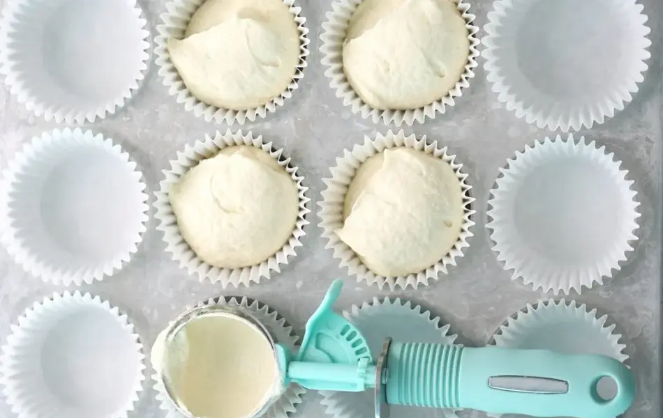 Cupcake-former med røre og en iskremskje