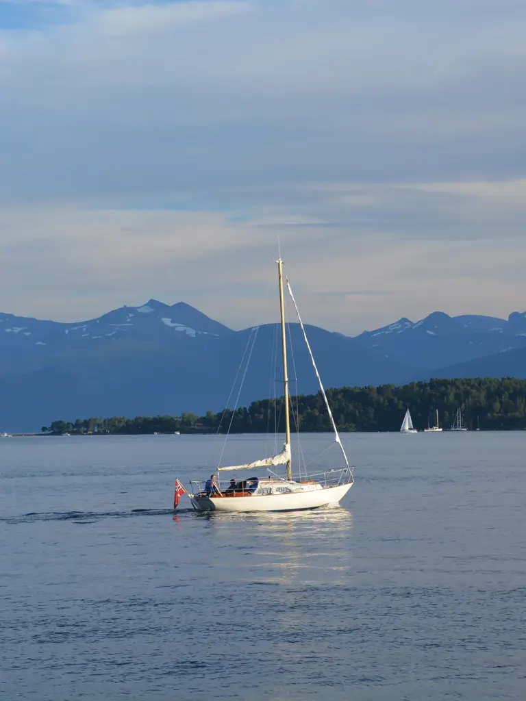 Utsikt over vannet fra uteservering på Thon Hotel Moldefjord
