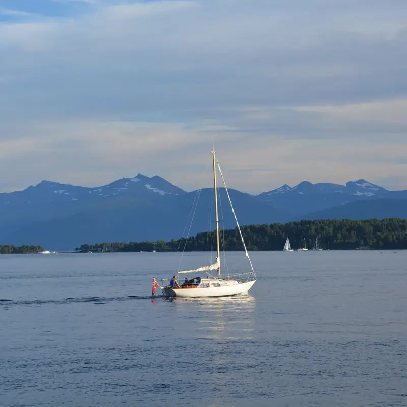 Utsikt over vannet fra uteservering på Thon Hotel Moldefjord