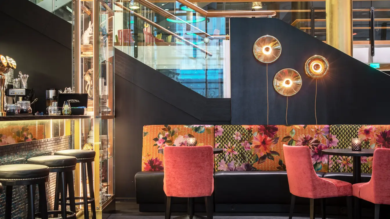 Bar, sofa, stoler, barkrakker.