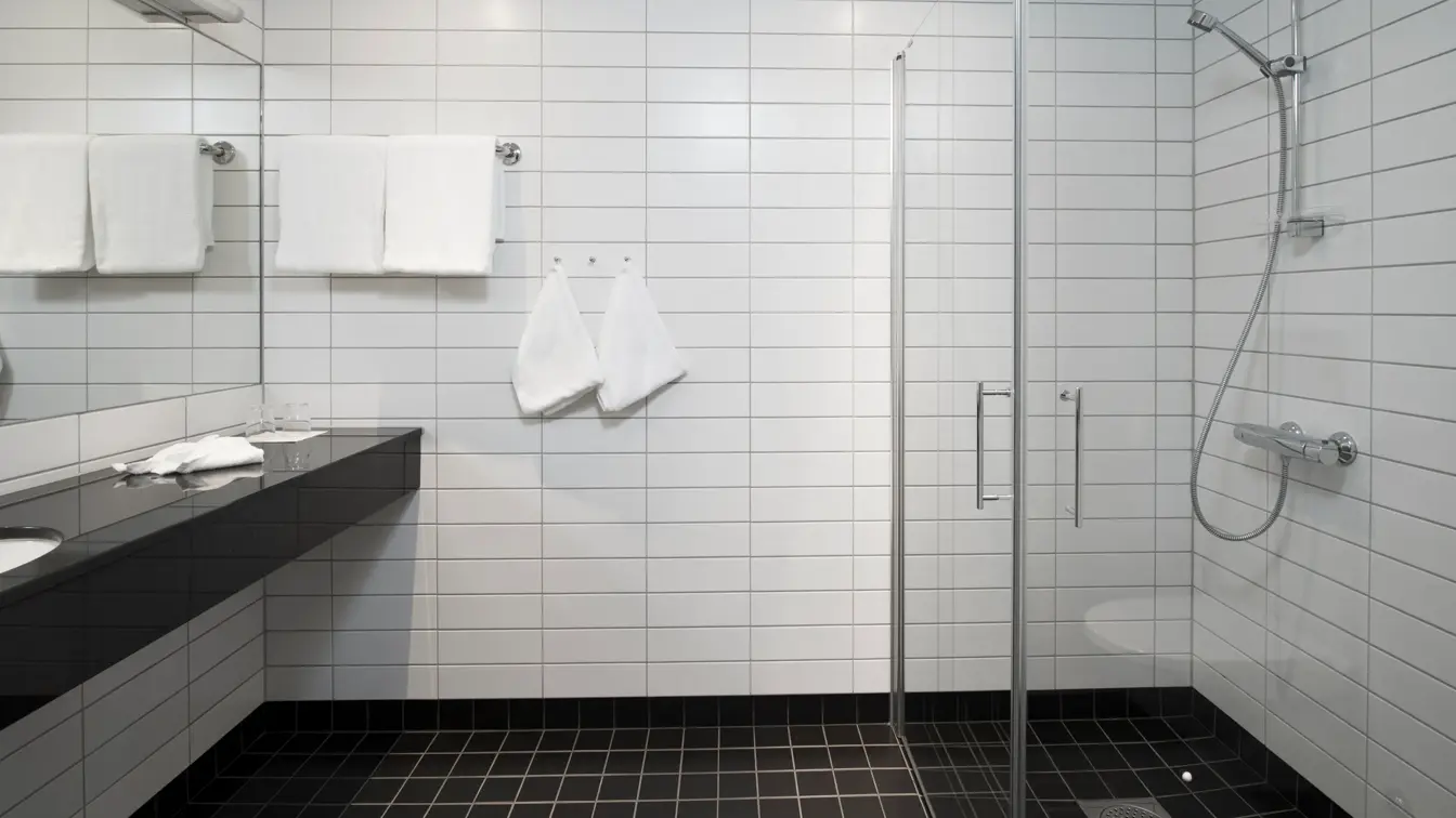 Bad med bred vask, dusj og god gulvplass på thon Hotel sandven