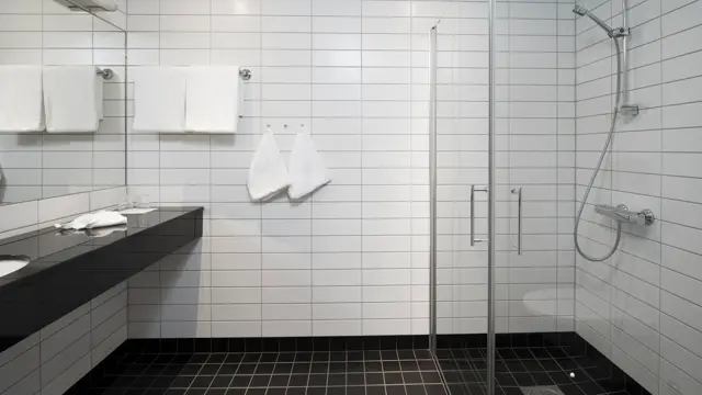Bad med bred vask, dusj og god gulvplass på thon Hotel sandven