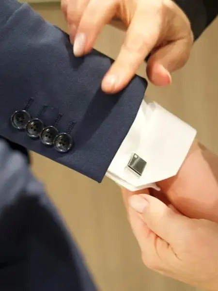 arm med dress og mansjettknapp