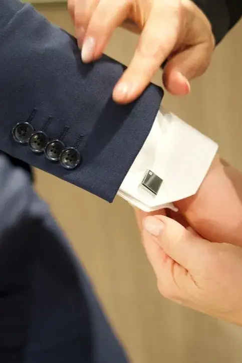 arm med dress og mansjettknapp