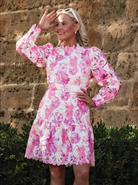 Dame med blomstrete kjole