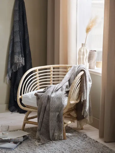 lys stol med beige ullpledd