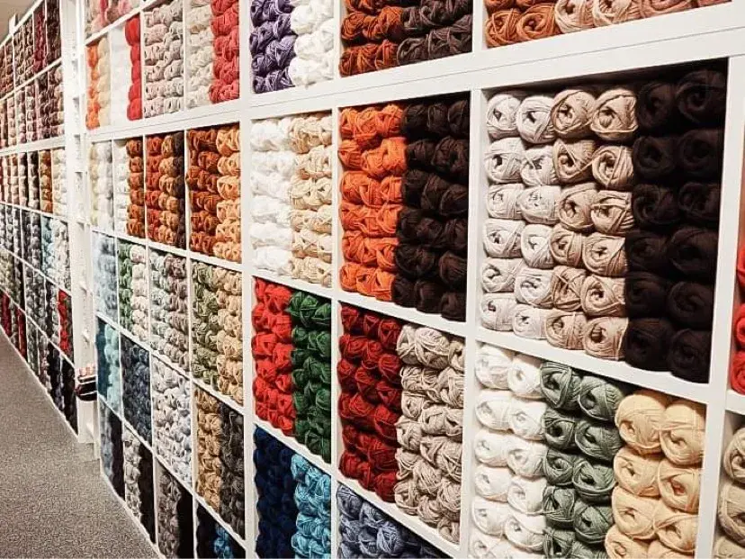 Butikkhyller fulle av garnnøster
