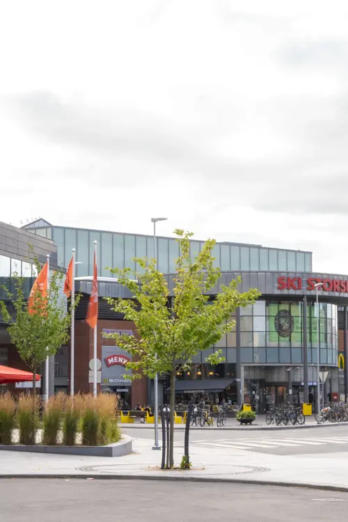 Fasadebilde av kjøpesenteret Ski Storsenter med Thon Hotel Ski i forgrunnen.