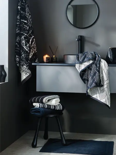 Mørkt bad med svart vask