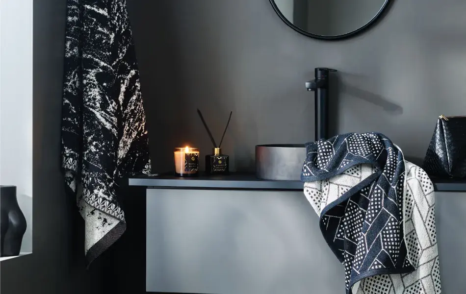 Mørkt bad med svart vask