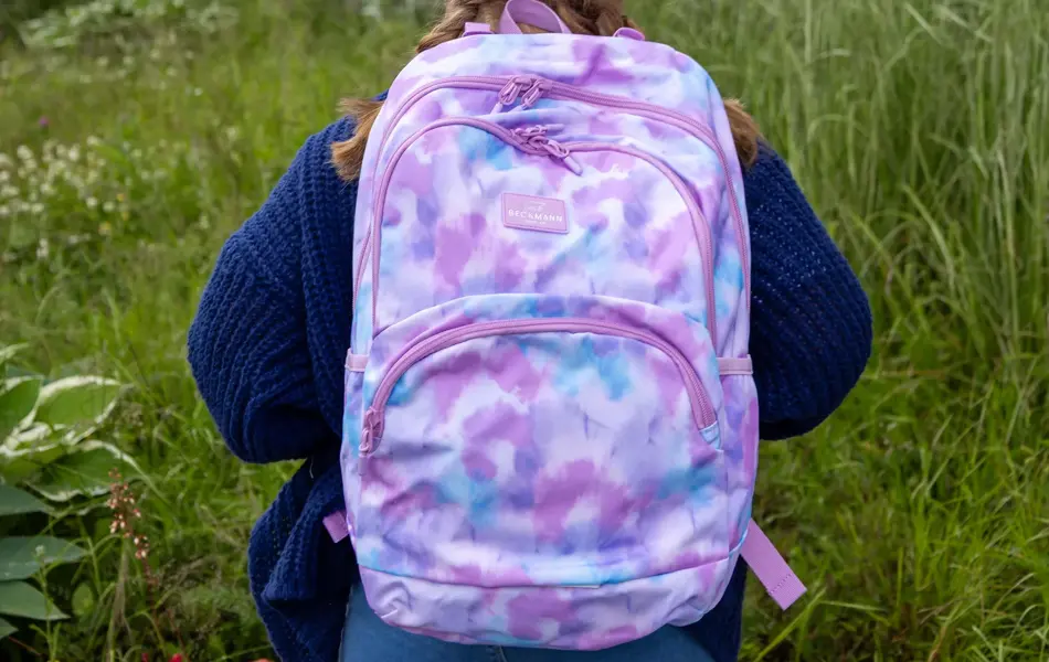 Barn med sekk og veske