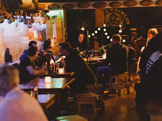 pub med mange mennesker og band som spiller muskkk