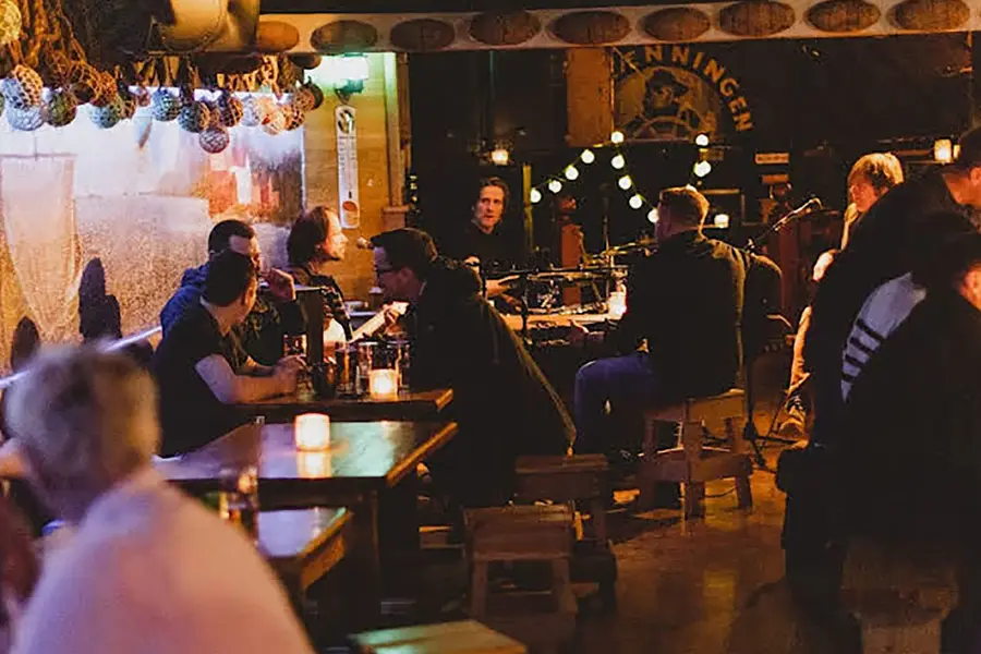 pub med mange mennesker og band som spiller muskkk