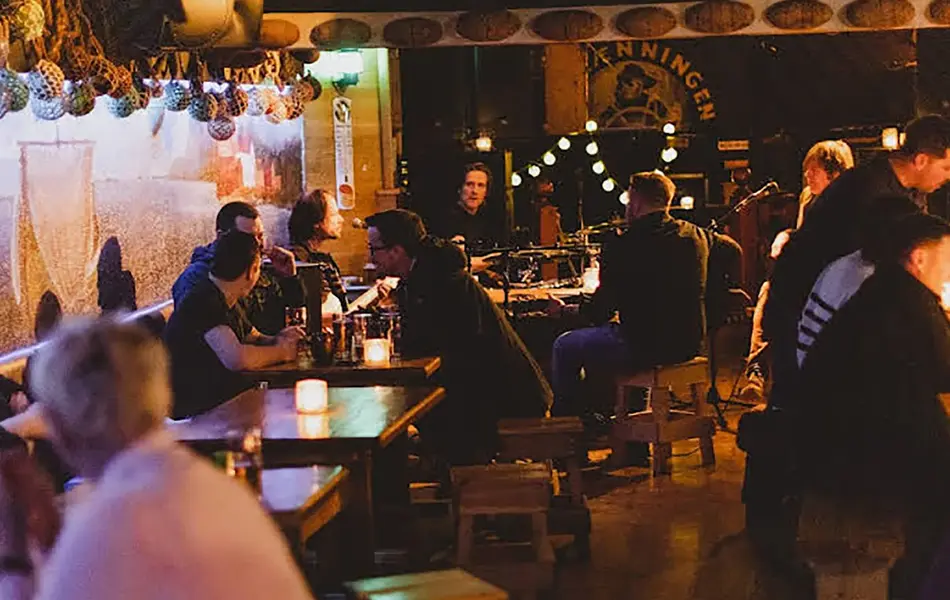 pub med mange mennesker og band som spiller muskkk