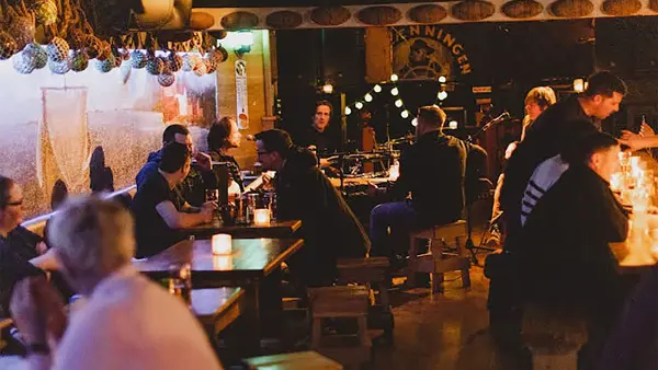 pub med mange mennesker og band som spiller muskkk