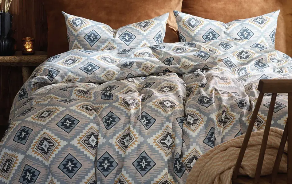 Seng med mønster sengesett og trevegg