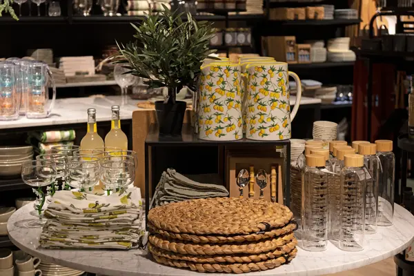 Bord med dekorative vaser og glass