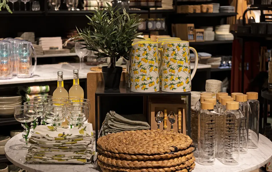 Bord med dekorative vaser og glass