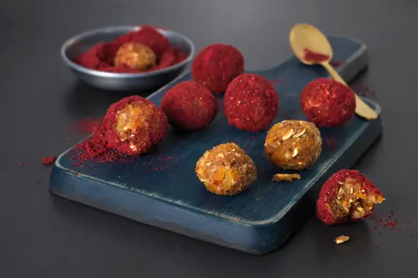 Fat med frukt- og nøttekuler 