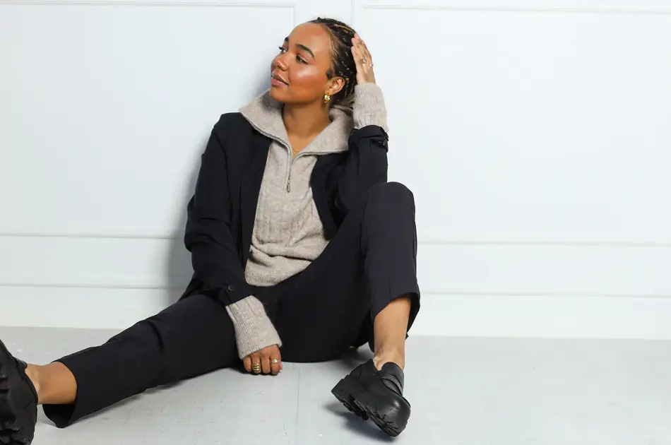 Bilde av sittende kvinne i moteklær