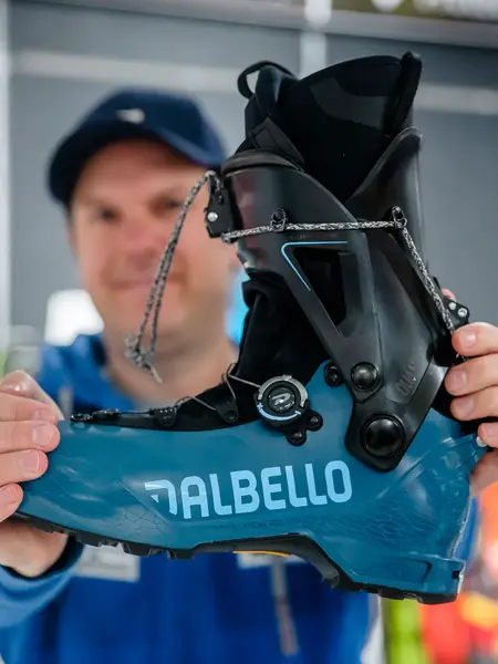 Butikkansatt som viser randoneesktøvel