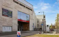 Thon Senter Strømmen fasade, inngang med logo over.