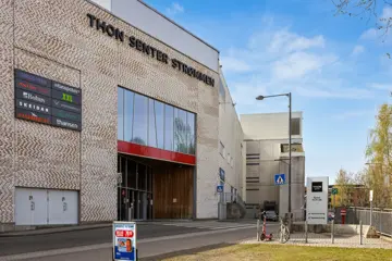 Thon Senter Strømmen fasade, inngang med logo over.