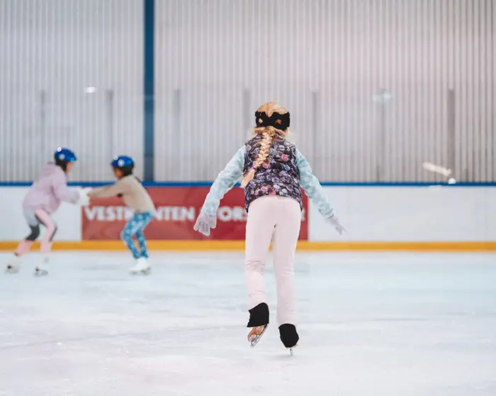 barn som står på skøyter