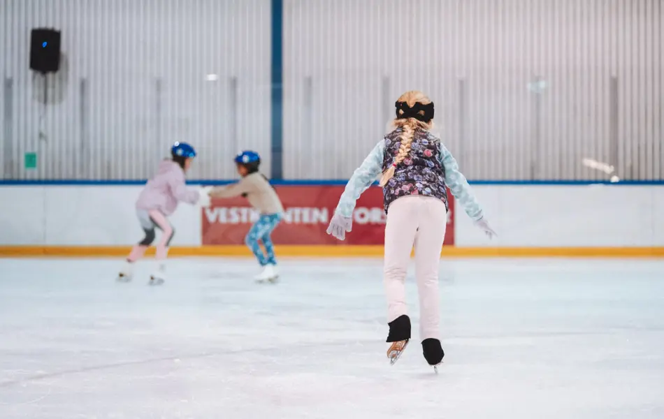 barn som står på skøyter