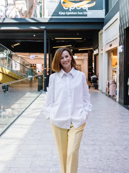 senterleder Gro står inne på senteret