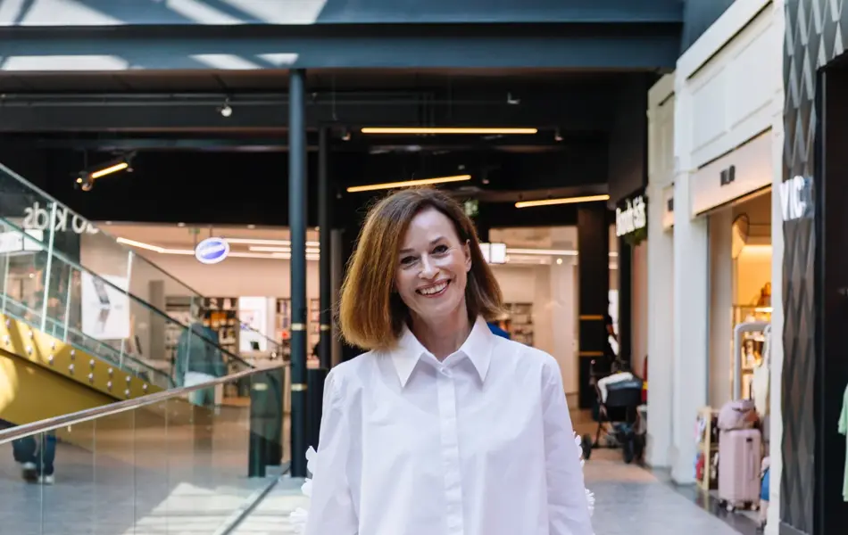 senterleder Gro står inne på senteret