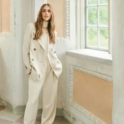 Dame med hvit dress i et rom