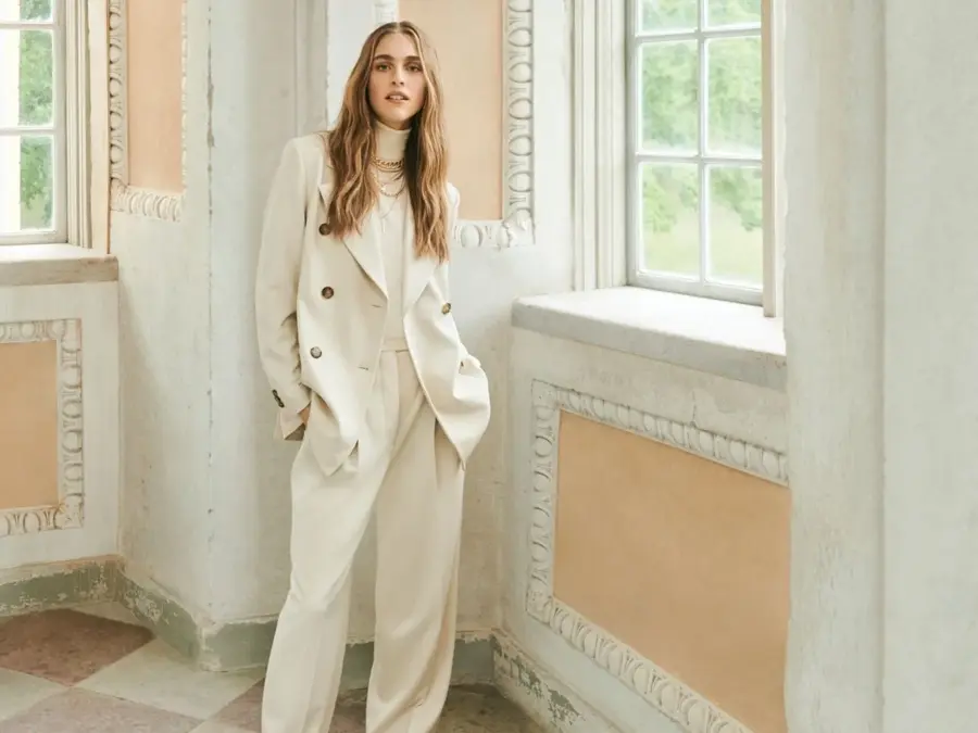 Dame med hvit dress i et rom