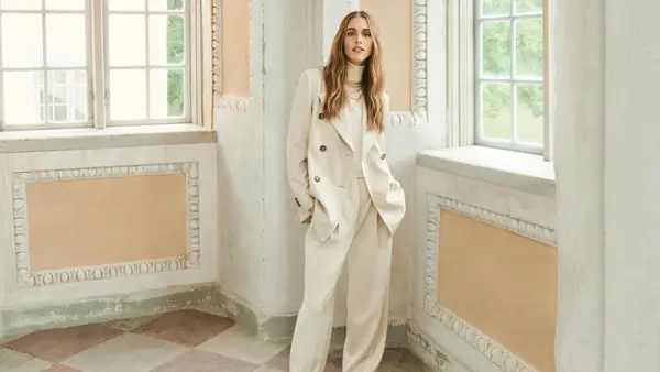 Dame med hvit dress i et rom