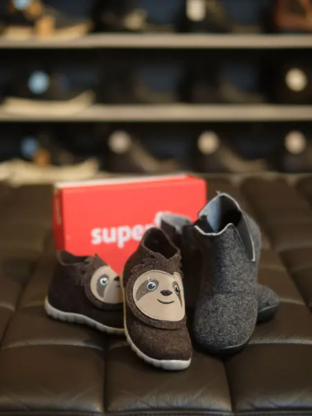 brune og grå tøfler hos mani