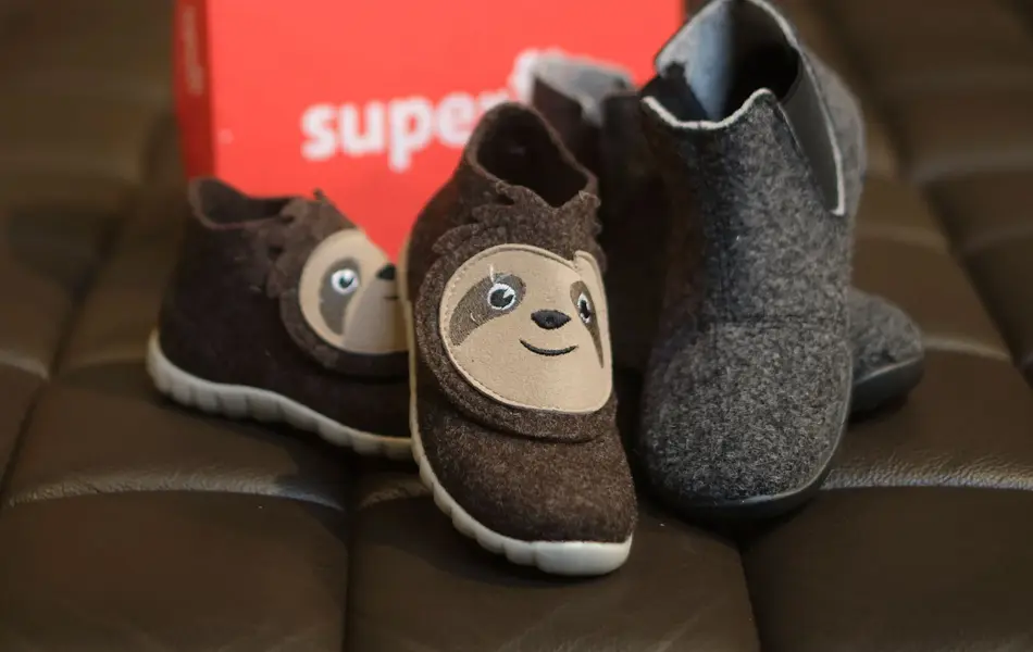 brune og grå tøfler hos mani