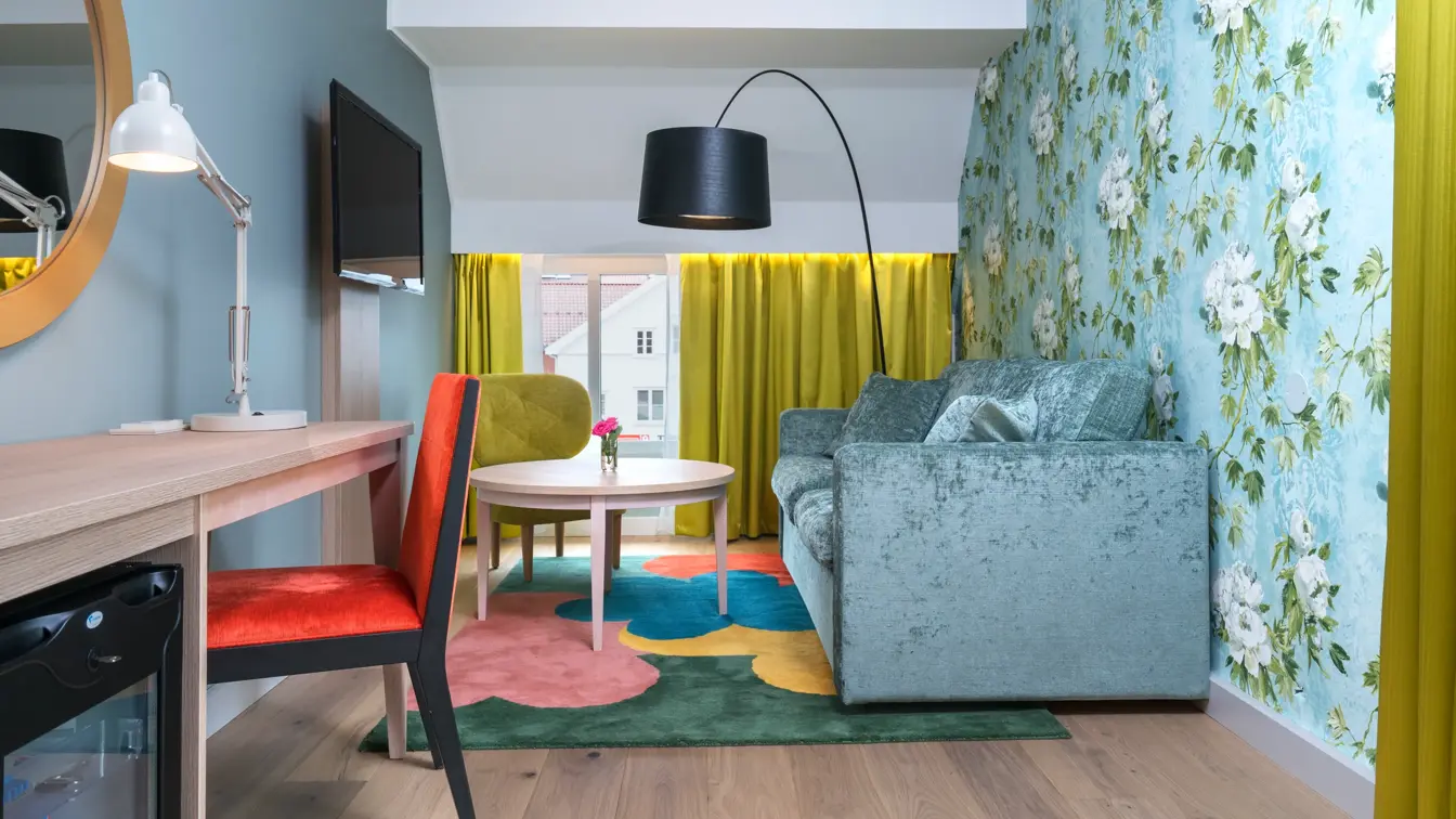 Skrivebord, stol og sofagruppe i suite på Thon Hotel Tønsberg Brygge