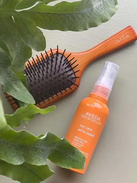 Skjønnhetsprodukt og hårbørste til håret