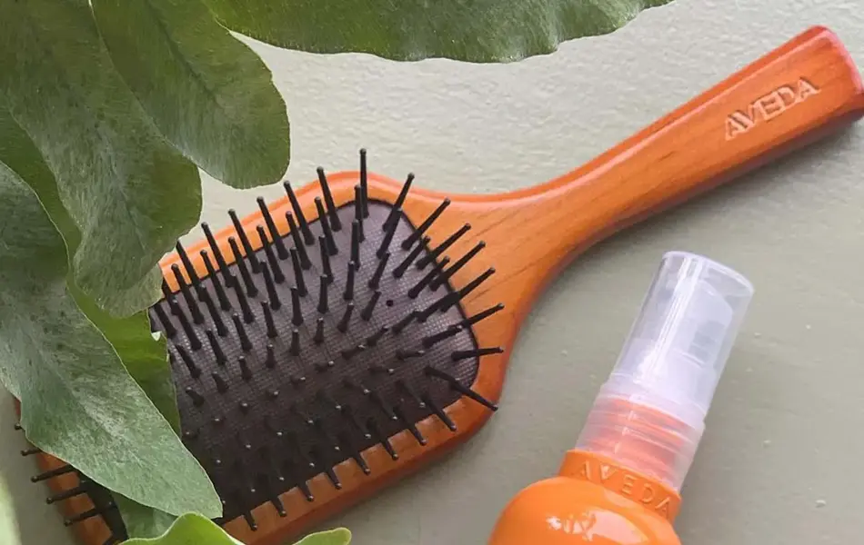 Skjønnhetsprodukt og hårbørste til håret
