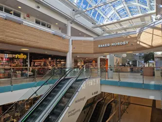 Bildet viser kjøpesenteret Holmen Senter i Asker og viser et utvalg av butikkene på senteret.