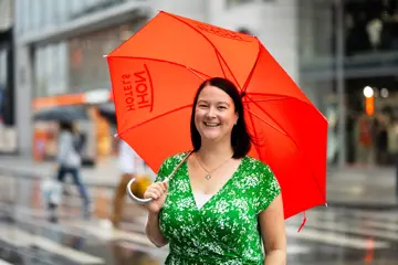 Portrett av Daphne Wegdam.Hun holder i en paraply. 