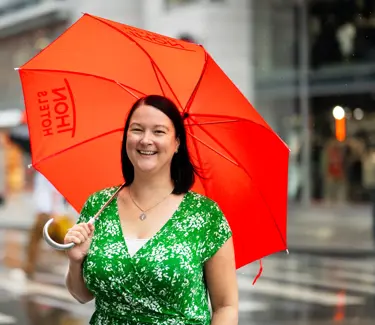 Portrett av Daphne Wegdam.Hun holder i en paraply. 