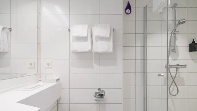Flislagt bad med dusj 