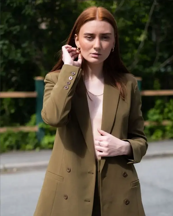 Dame med dressjakke