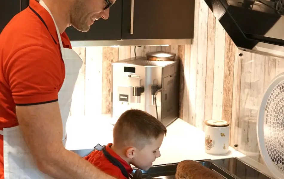 Mann og gutt som baker brød