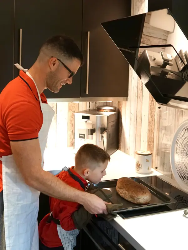 Mann og gutt som baker brød